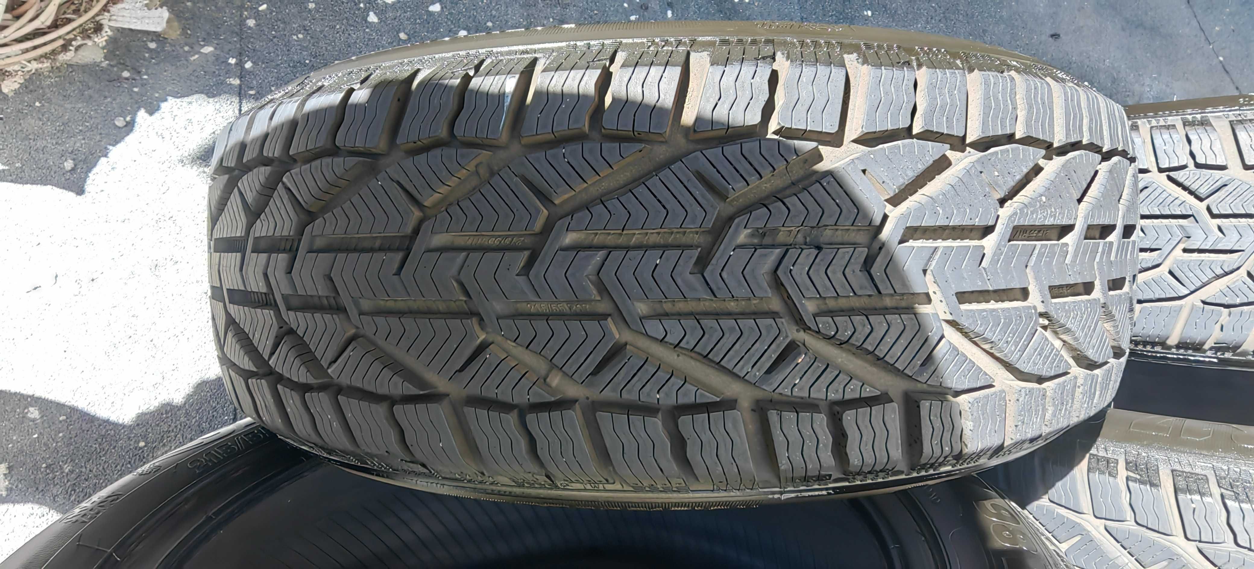 Зимни гуми Kormoran 215/55 R17 ДОТ23 почти нови