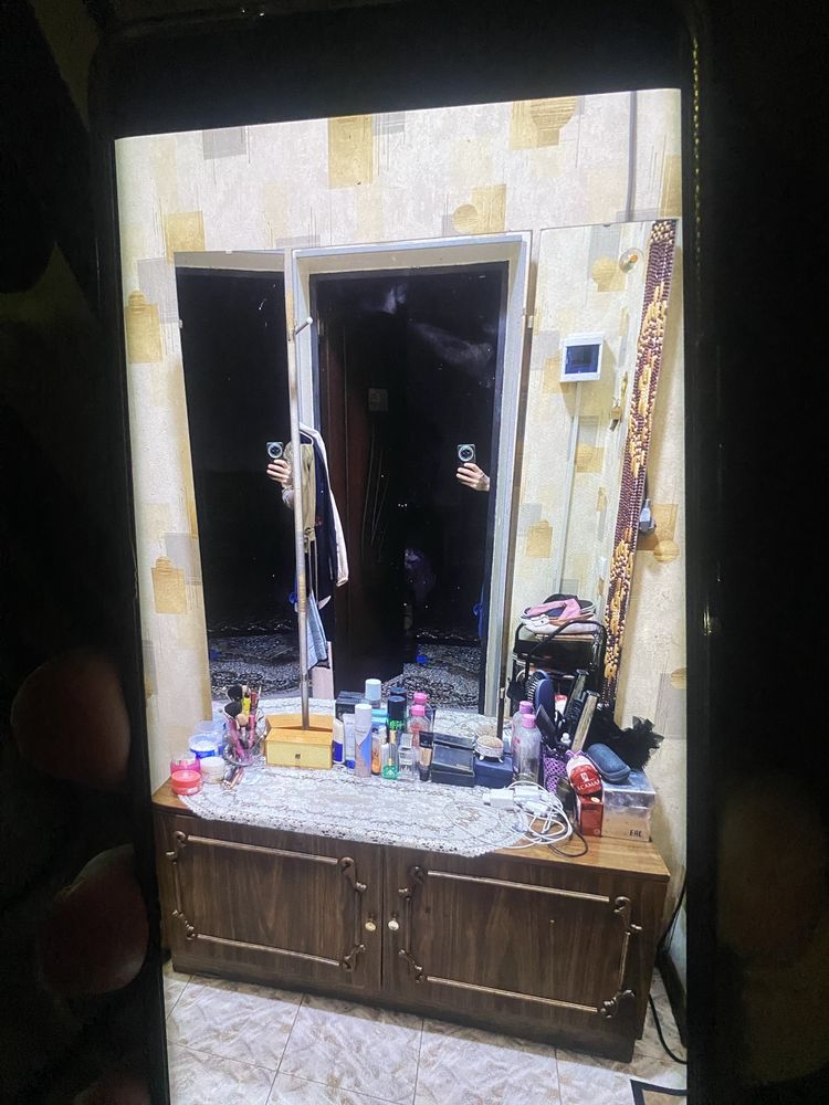Uy jixozlari mebellar stol.  Va tremo sotiladi xolati yaxshi.