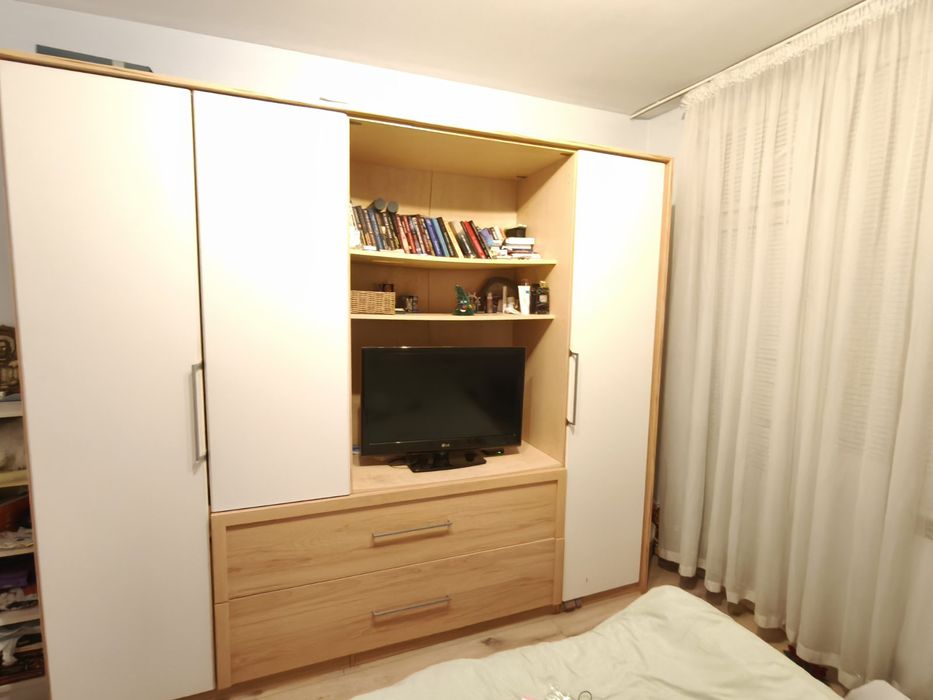 Продавам луксозна спалня с четириклирен гардероб