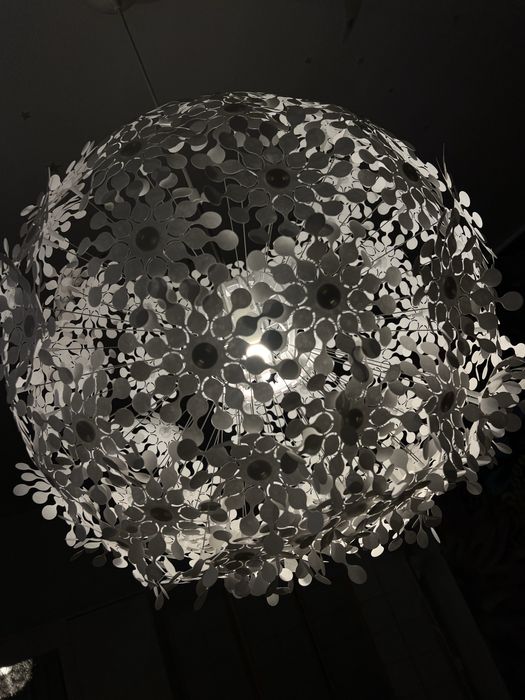 Lampa din “ flori brodate”