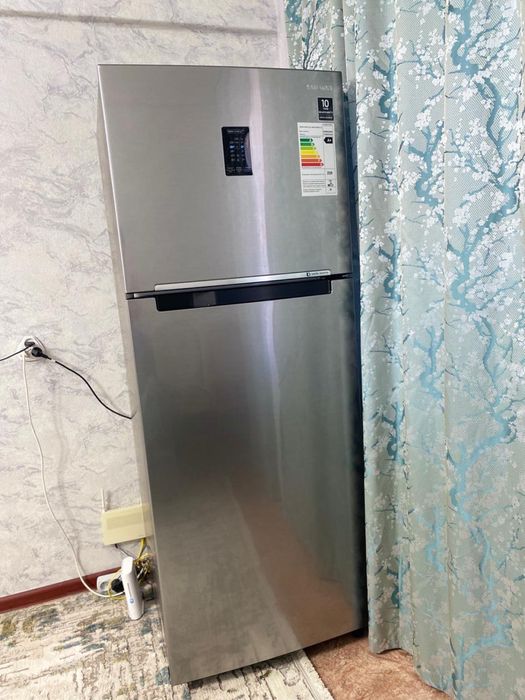 Продам новый холодильник Samsung RT38K5535S8/WT (295 л)