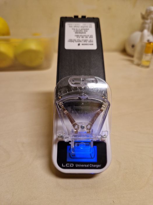 Încarcator universal/ Bateri telefon.