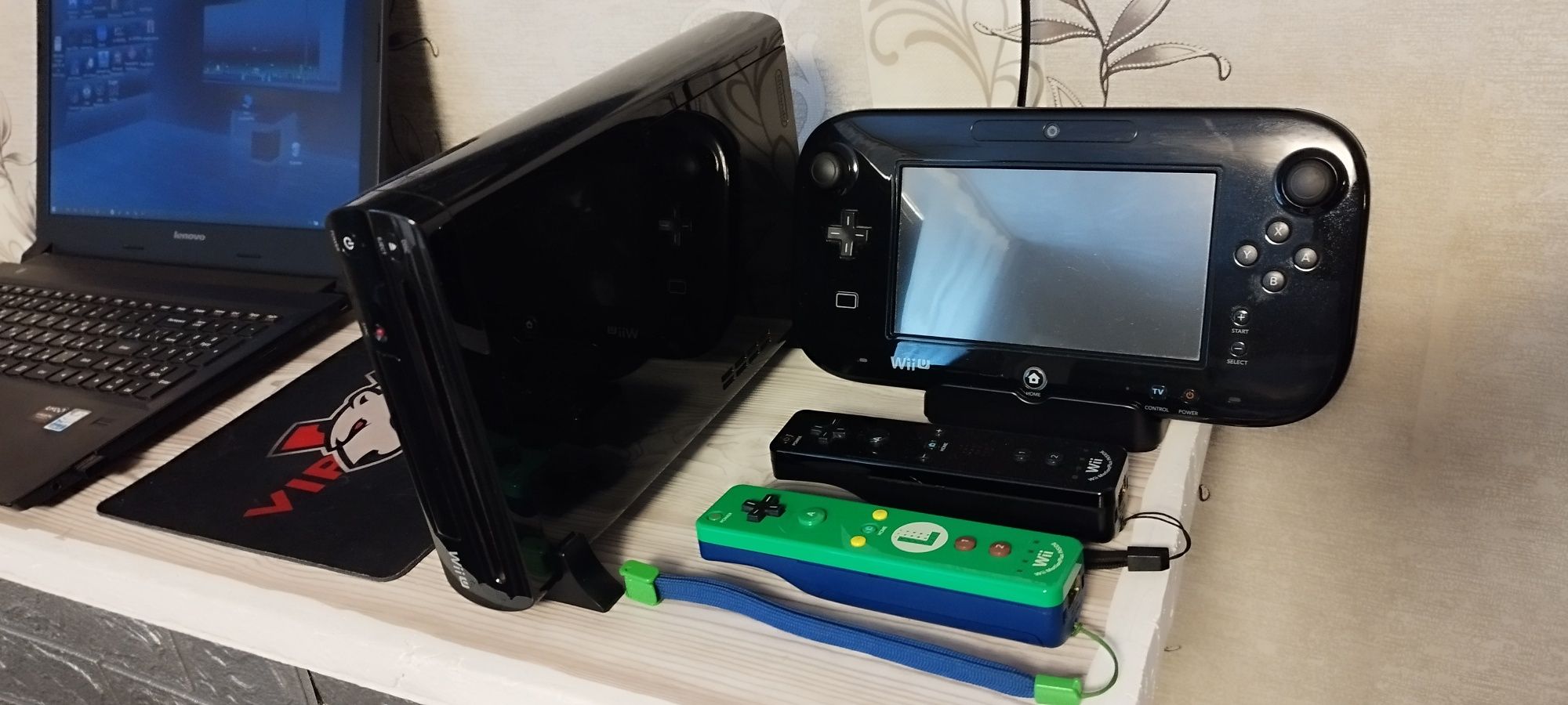 Продам игровую приставку WII U