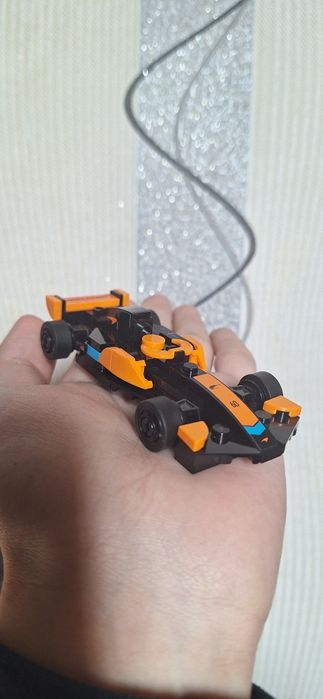 Продам набор Lego с болидом формулы-1 McLaren