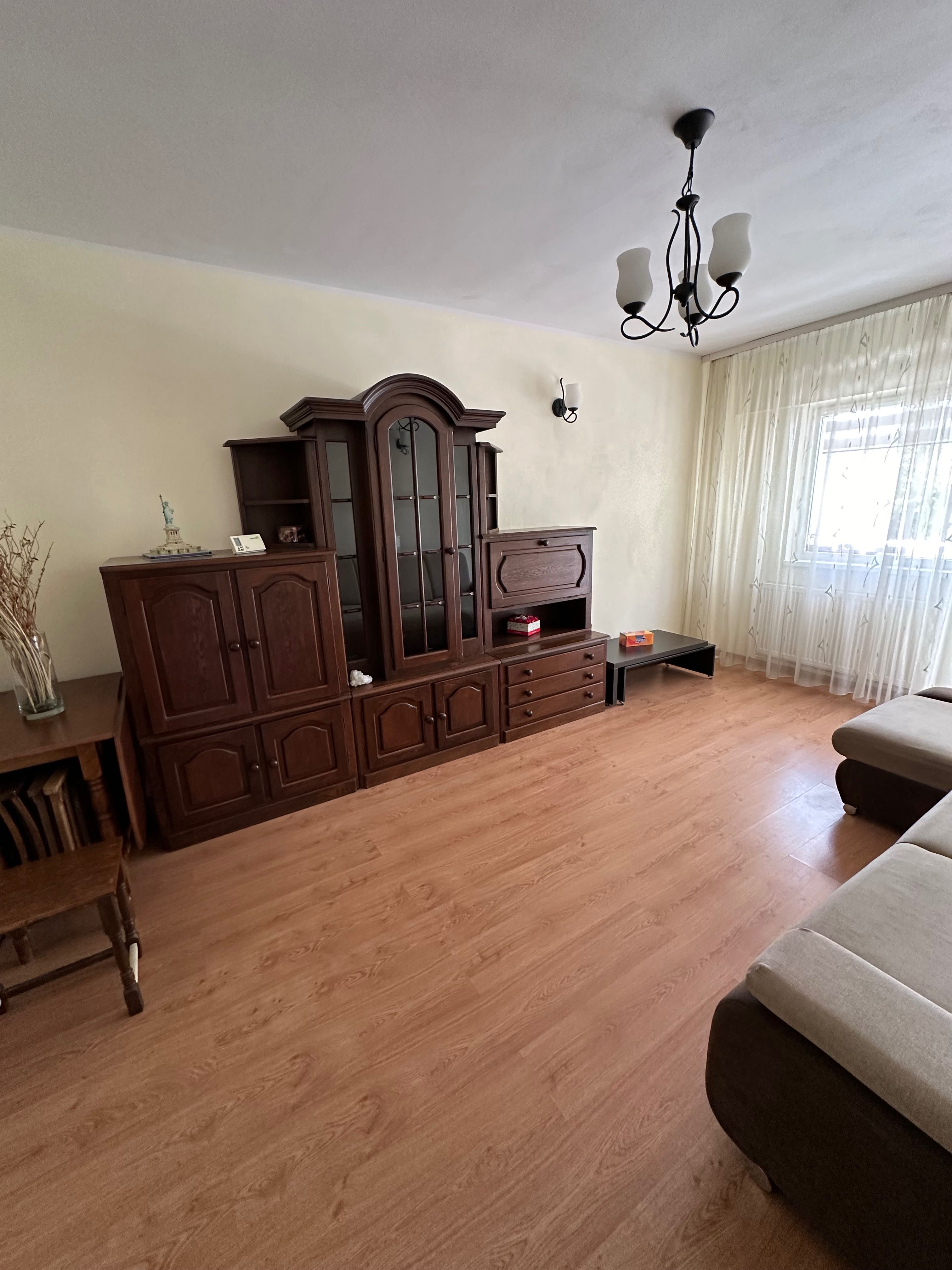 Închiriez apartament cu 3 camere