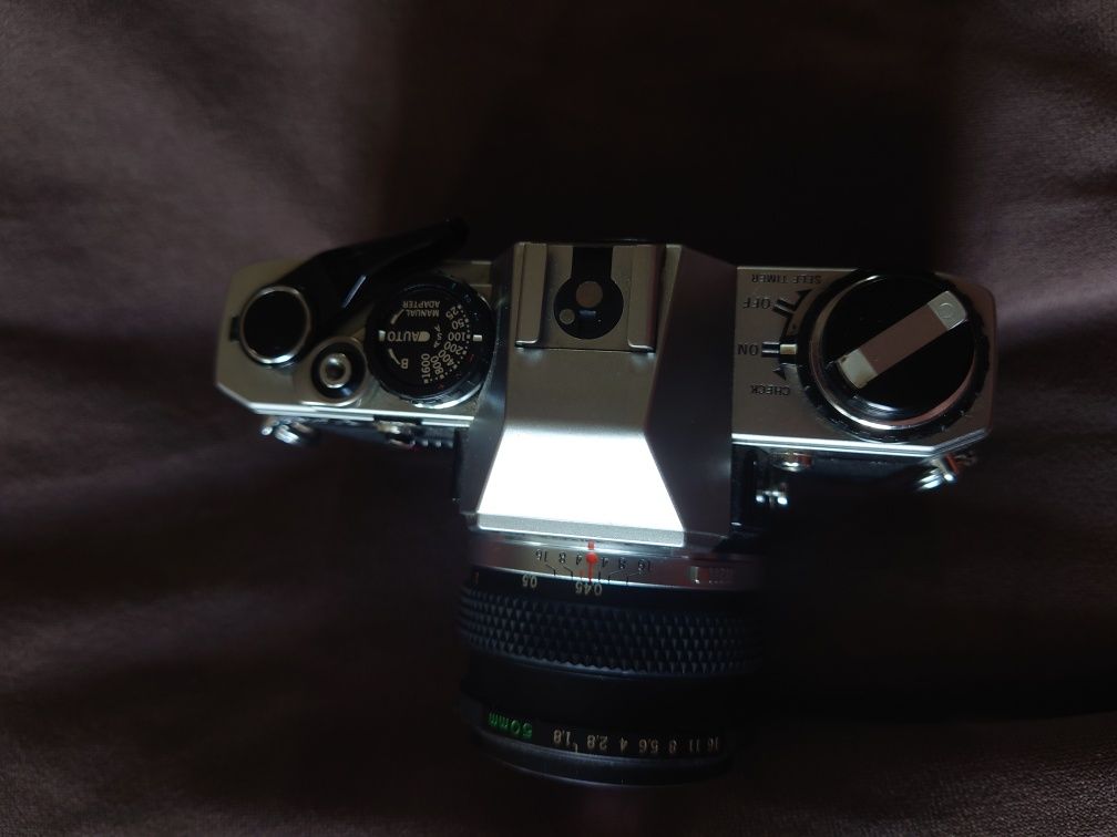 SLR Olympus OM10 cu obiectiv 50mm