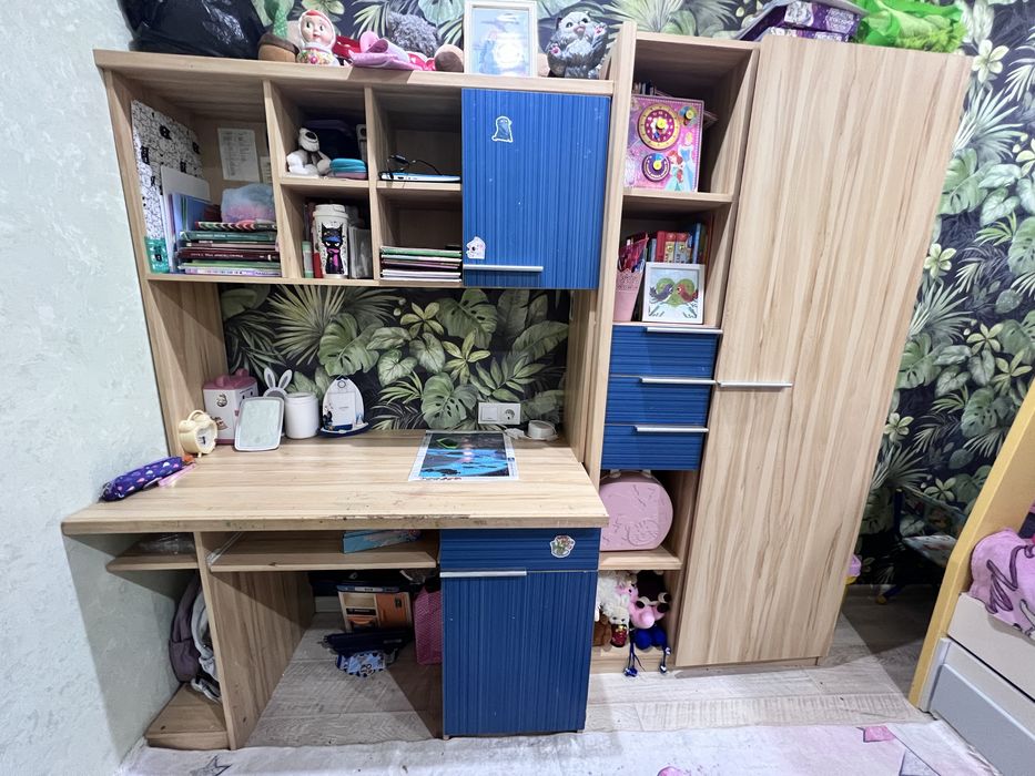 Шкаф в детскую со столом