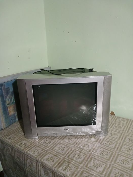 LG телевизор срочный продаю