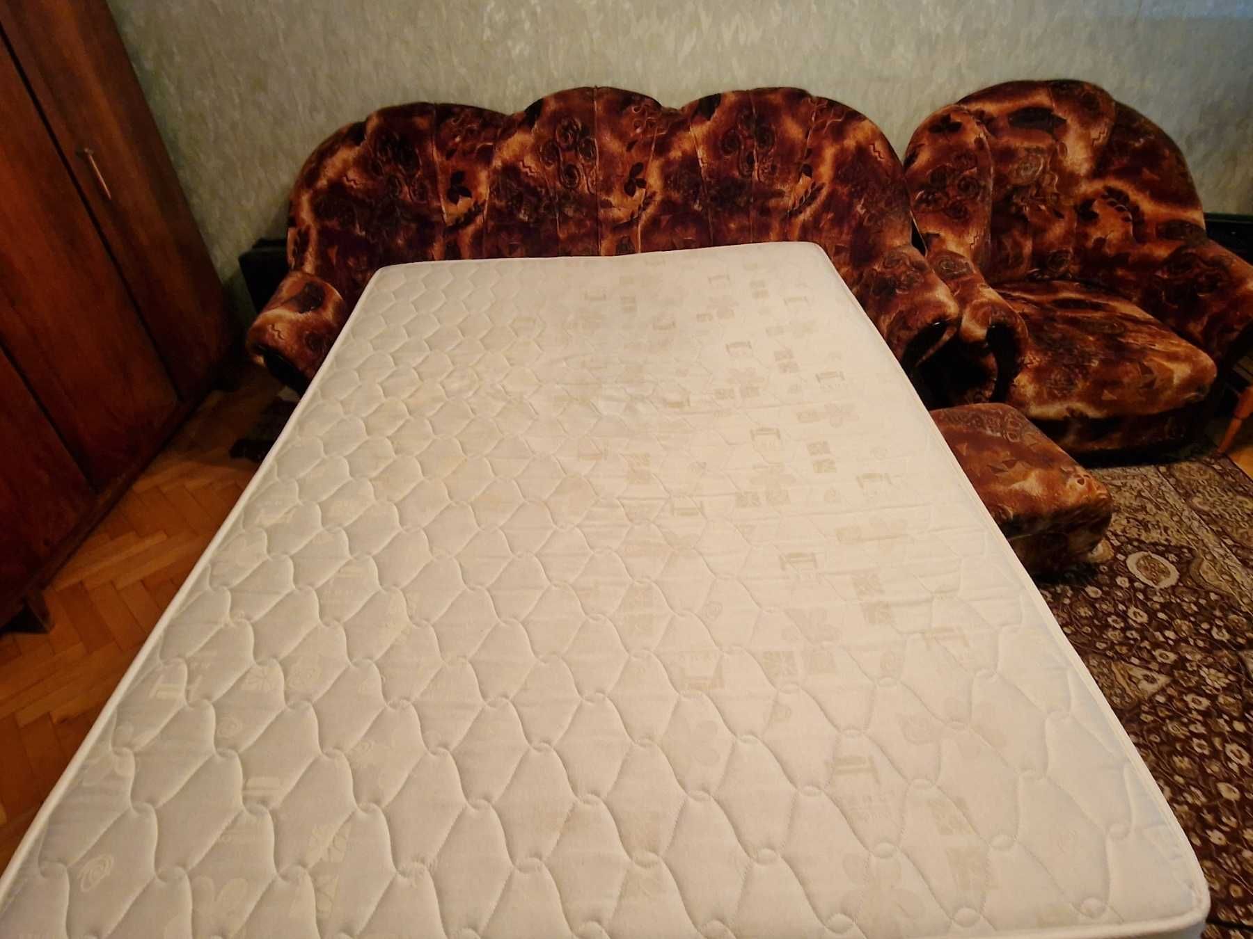 Диван с 1 кресло, 2 табуретки и матрак