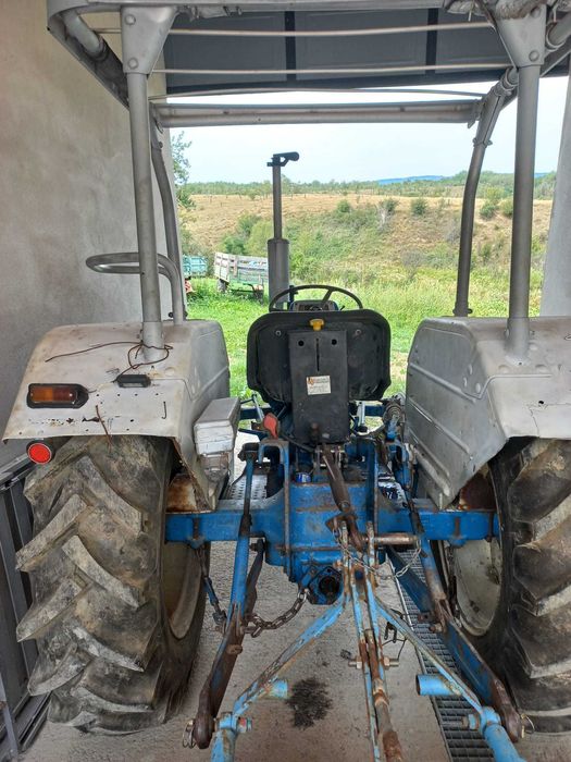 Vand Tractor Ford 3000 in 3 pistoane, 2900cm³,48 de cai,cutie 2 manete