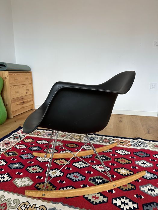 Люлеещ се стол и килим