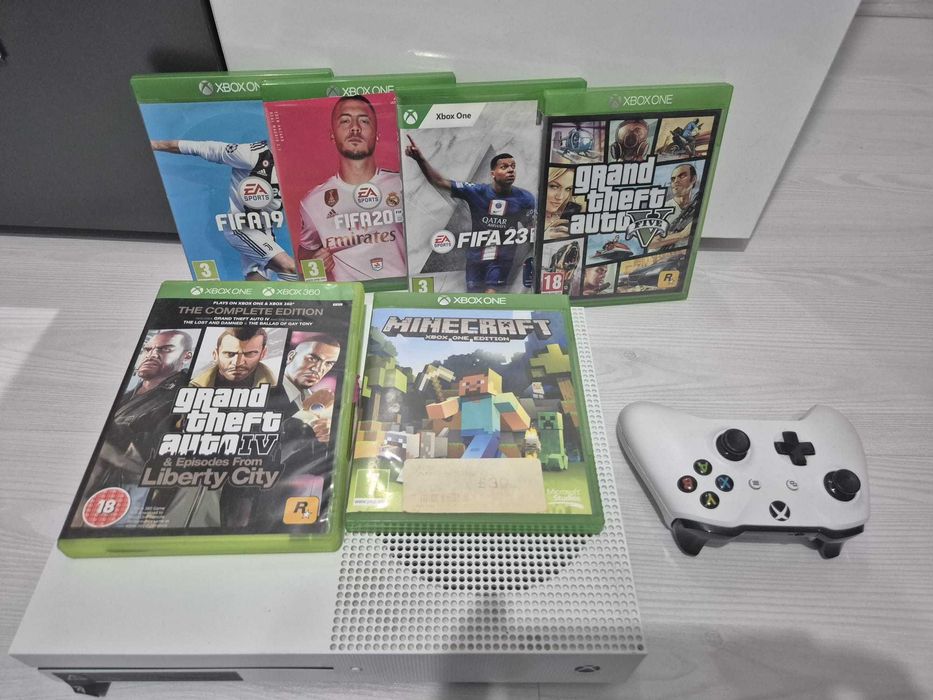 Consola Xbox One cu GTA V Minecraft FIFA