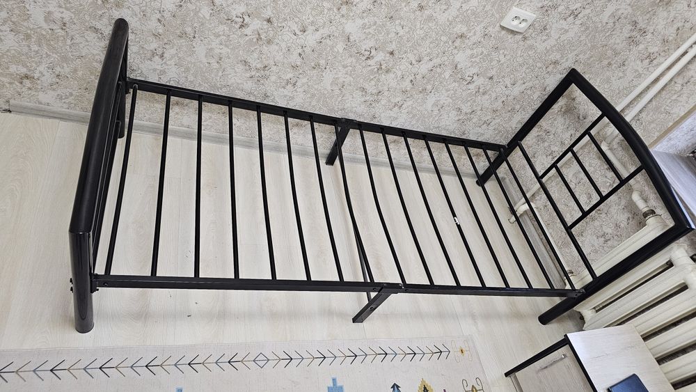 Односпальная кровать с матрасом