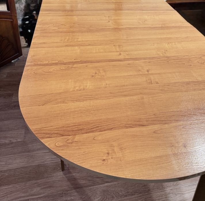 Продам овальный стол.