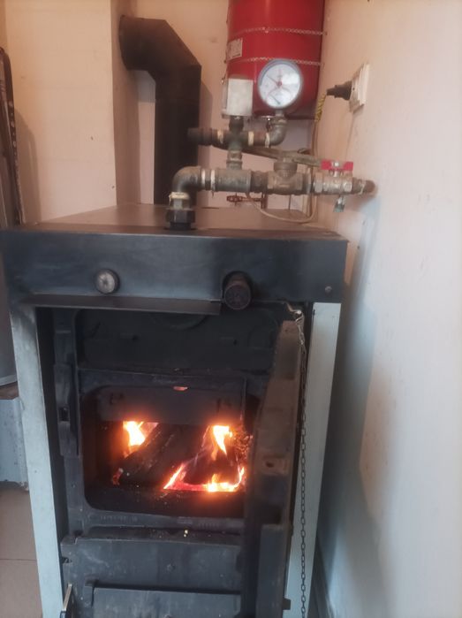 Vând centrală pe lemne