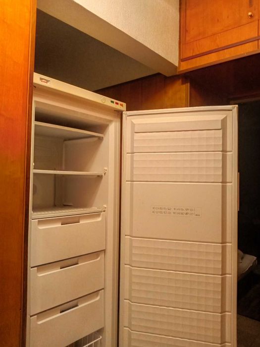 Продавам голям вертикален фризер Зануси