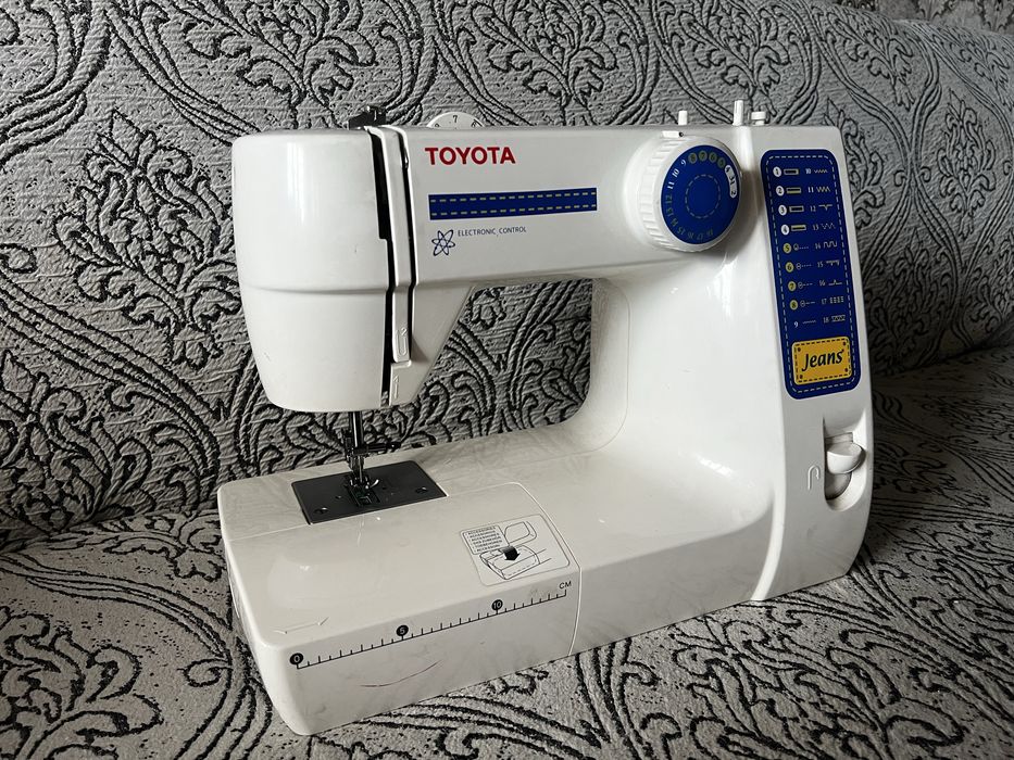 Электрическая швейная машина TOYOTA Jeans