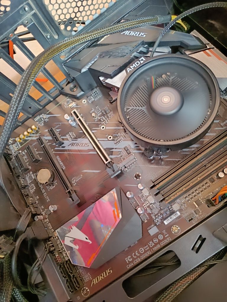 Placa de baza A520 AORUS ELITE GIGABYTE +8GB ddr4 DE RAM 2400MHZ