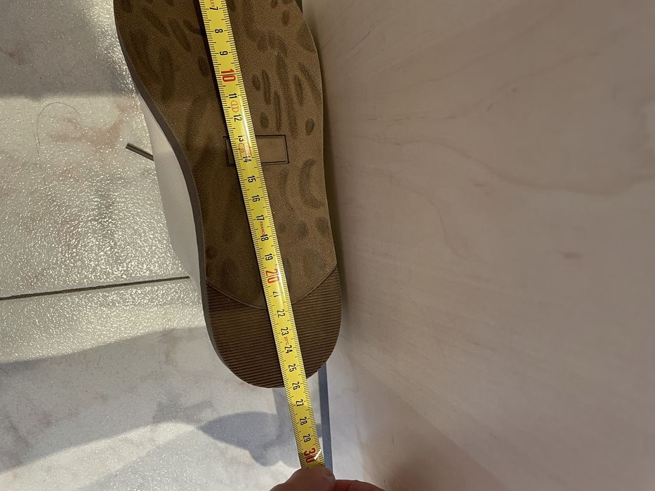 Продавам дамски кожени обувки 37 номер