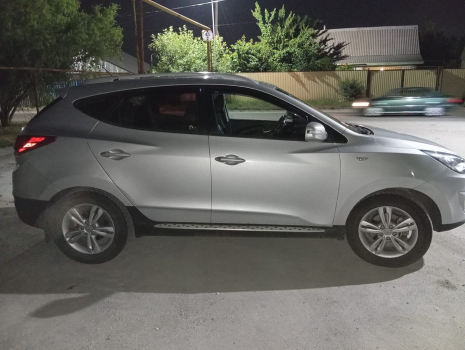 Продам Хюндай Туксон 2010 год выпуска объем 2.0 автомат, полный привод