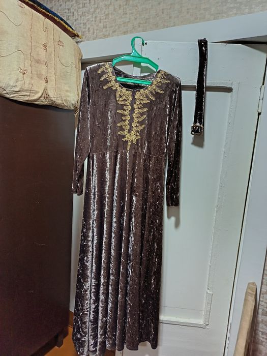 Продаются платья. Куйлаклар сотилади.