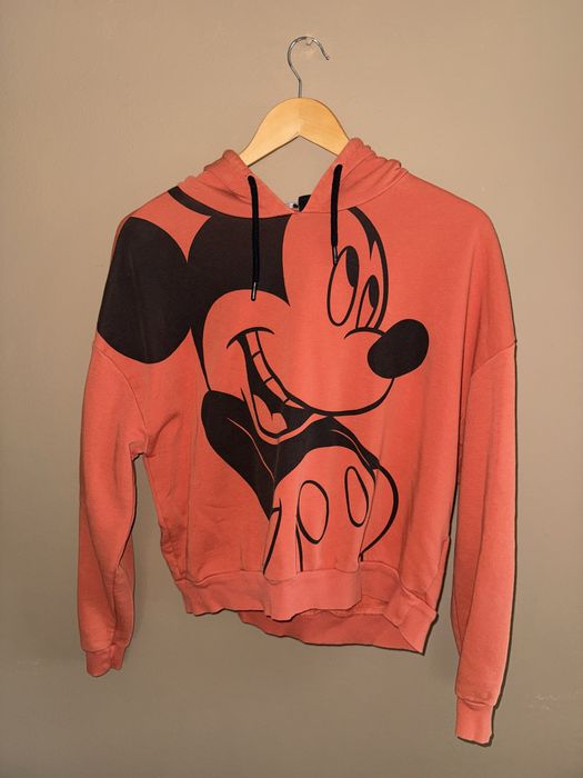 Разнообразие от детски и дамски дрехи