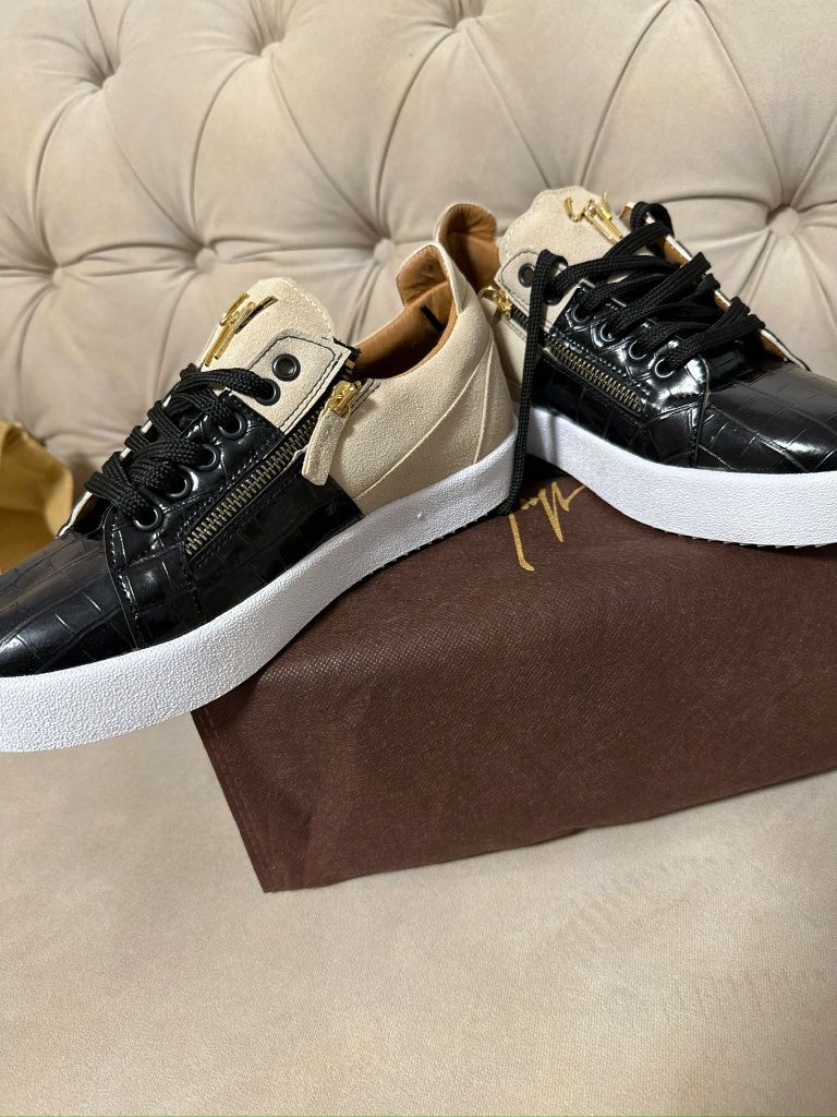 Giuseppe Zanotti  Teniși diferite modele