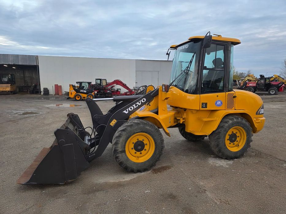 Volvo L30B incarcator frontal miniincarcator vola minivola compact Cupa multifunctionala