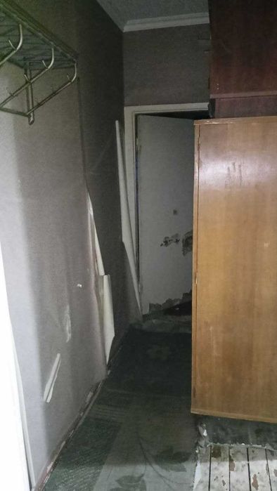 СРОЧНО 2 хонали Олмос метро (10метр) олдида квартира сотилади