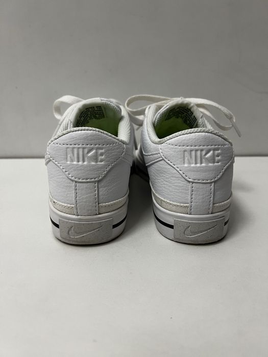 бели обувки nike
