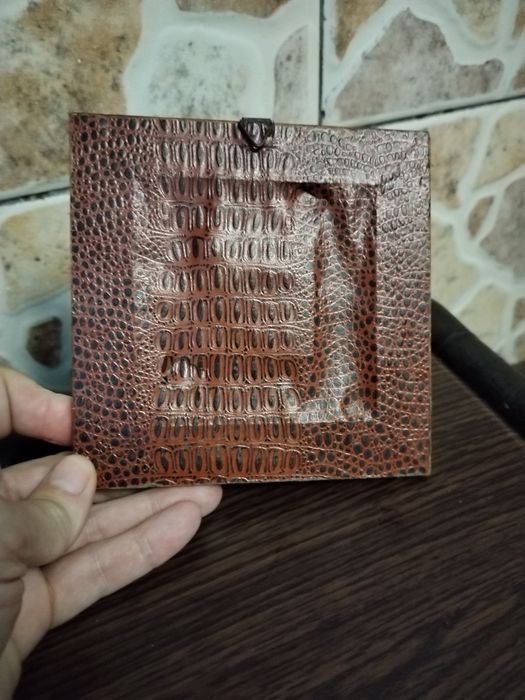 Obiecte de colecție cu foite de aur și pistol din bronz