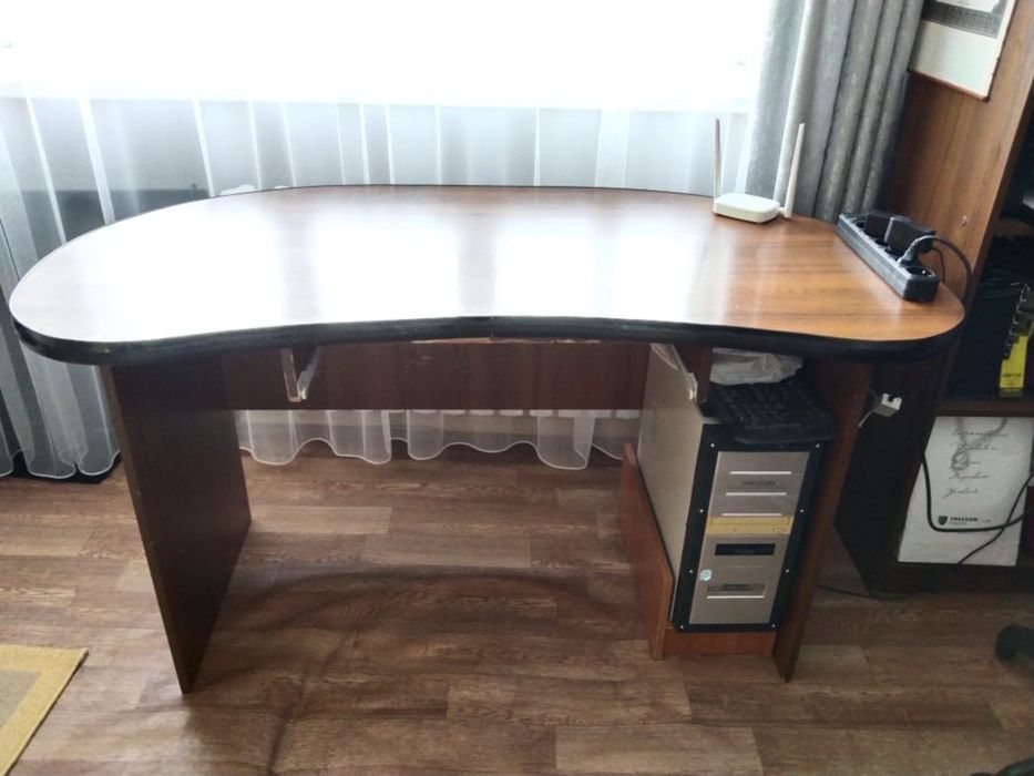 Продам компьютерный стол