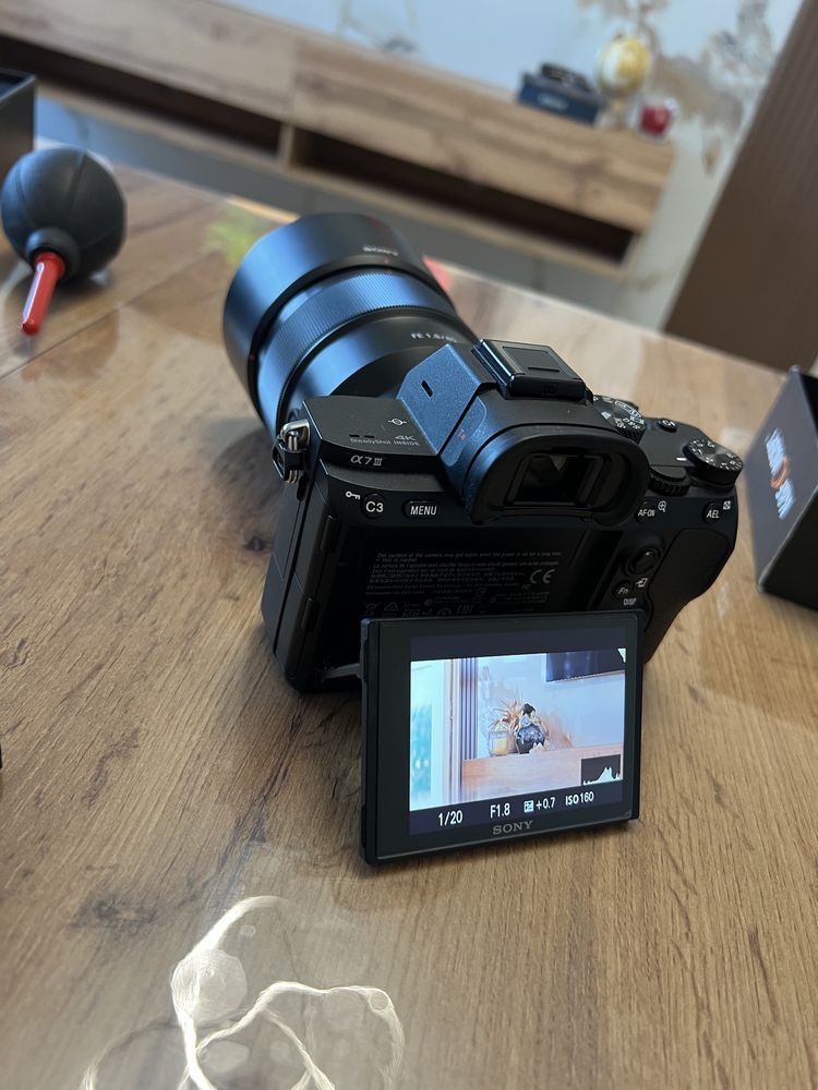 Sony A7 III + два обектива и микрофон ( като нов )