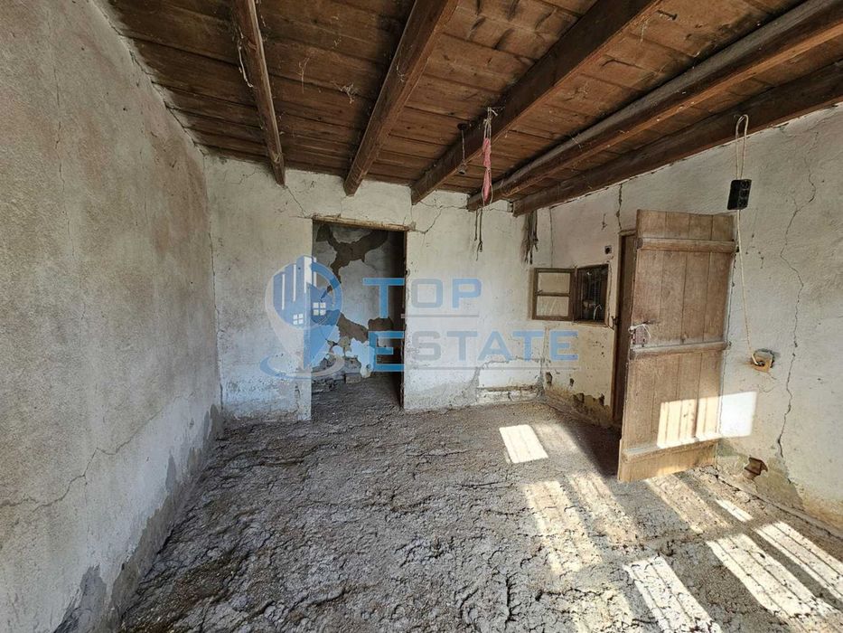 Двуетажна къща с кладенец и допълнителни постройки в с. Стефан Стамбо