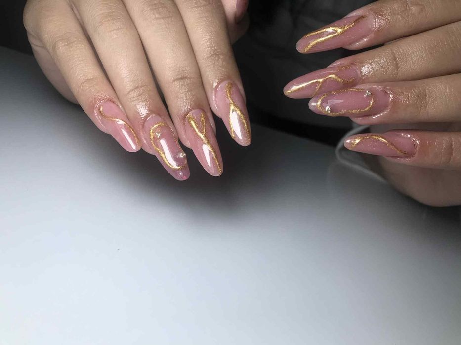 Buna fetelor  prestez servicii de manichiura pedichiura