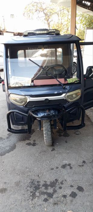 Uch ĝildirakli motoroller.