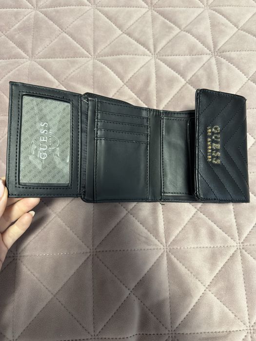 Дамски портмонета Guess