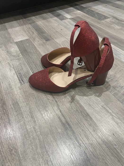 Обувки на ток с брокат ефект 40