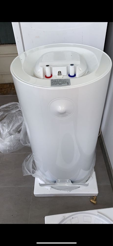 Vand sau schimb Boiler electric digatal nou Aristion 100
