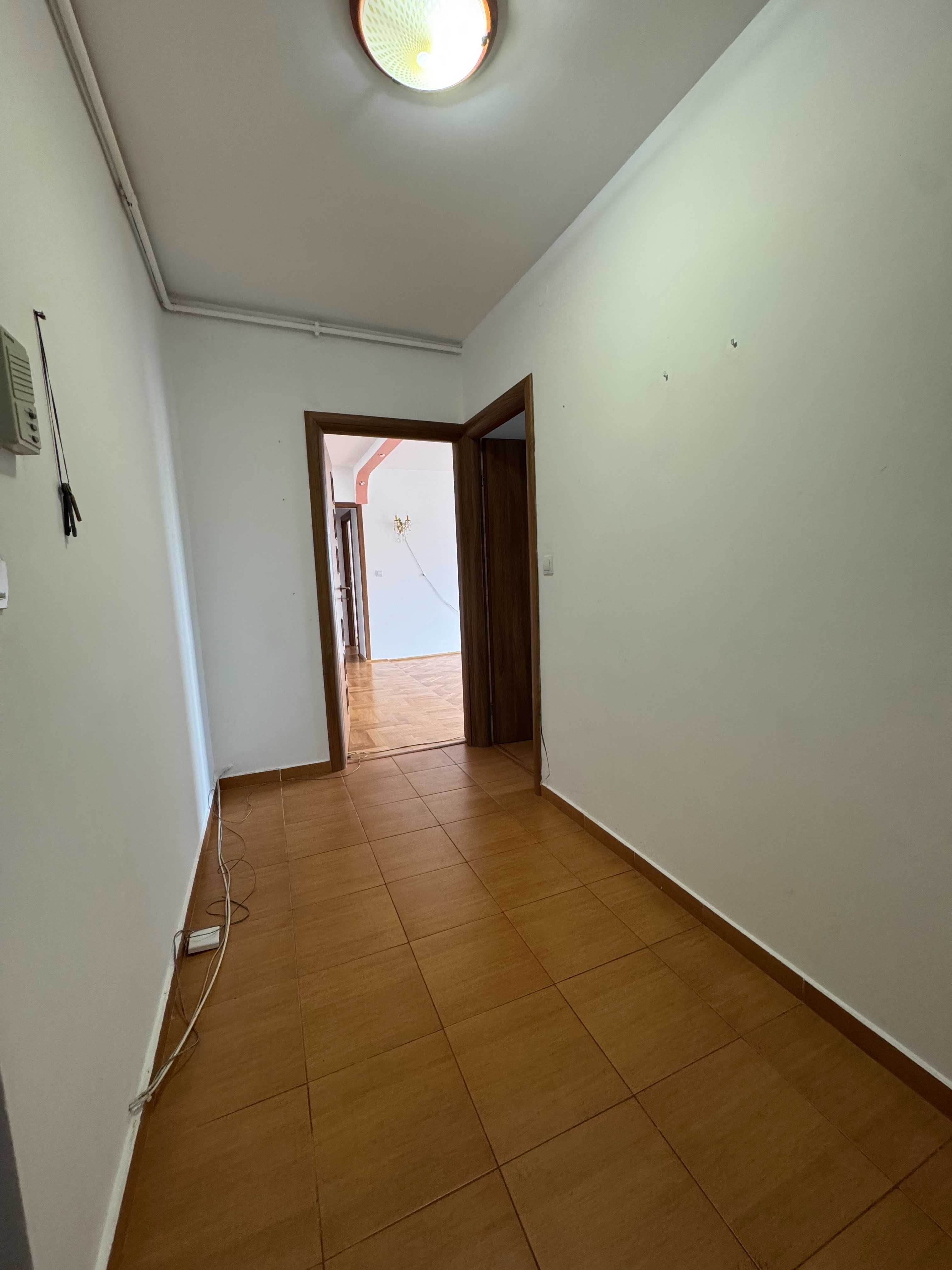 Vand apartament 3 camere Zona Mihai Viteazu Iorga