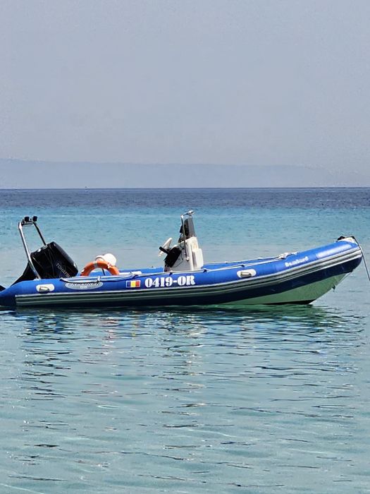 Barcă gonflabilă cu chila rigidă RIB Bombard 600 DB cu motor 90 CP