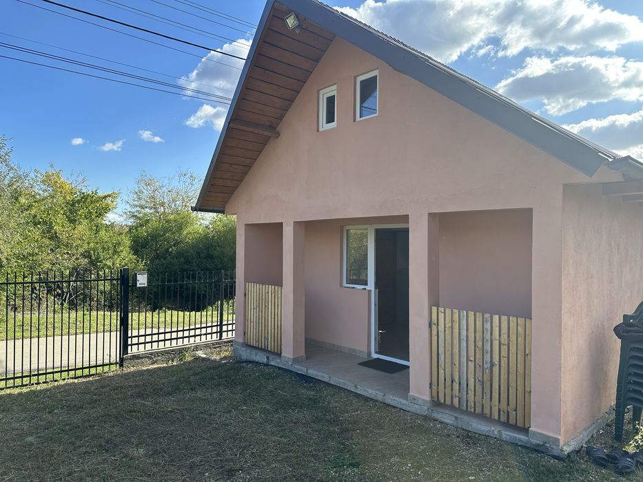 Teren cu casuta, foisor si livada in Valea Calugareasca