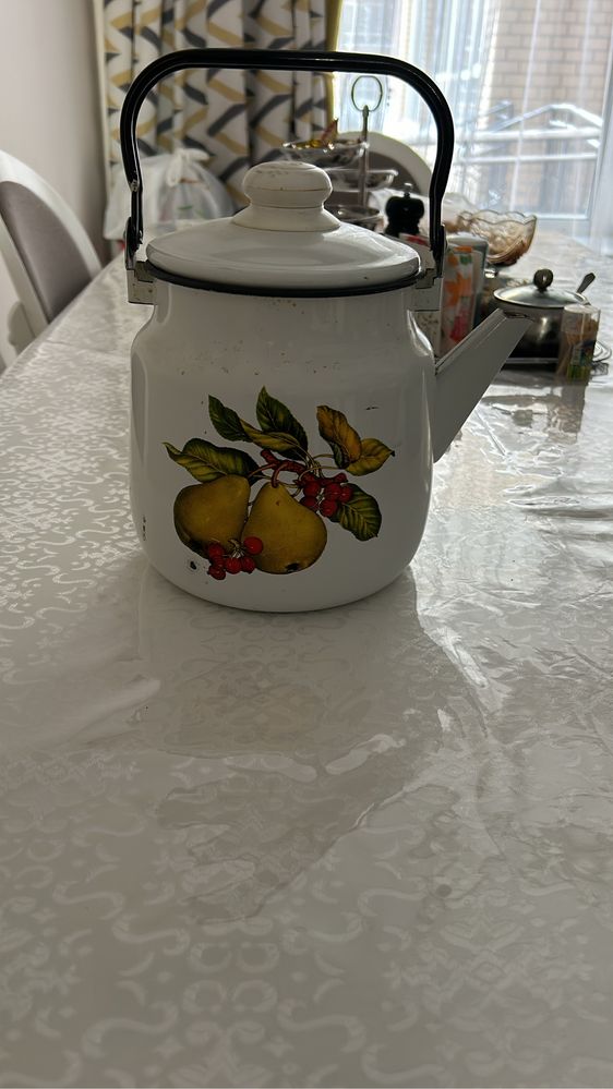 Кастрюли, чайник