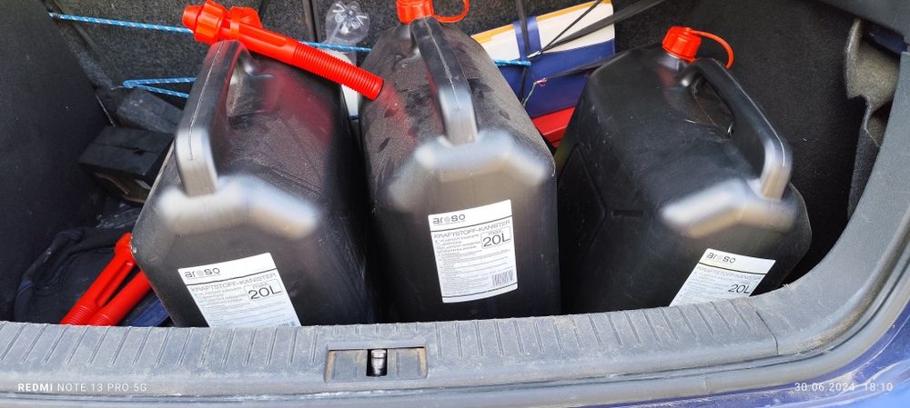 Vând canistre motorină/benzină de 20 l prețul este pentru toate 3.