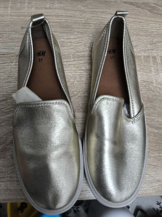 Новые Золотистые слипоны, фирма H&M, размер 37, очень мягкие и удобные