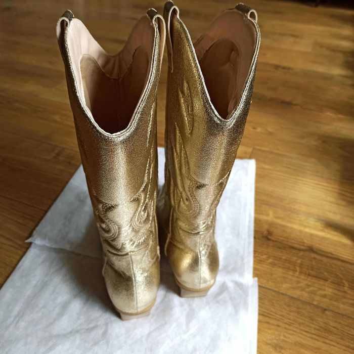 Дамски ботуши в златисто