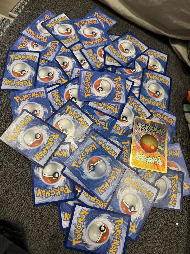 Album Cartonase Pokemon peste 600 buc10/10diferite modele Pret 399 lei