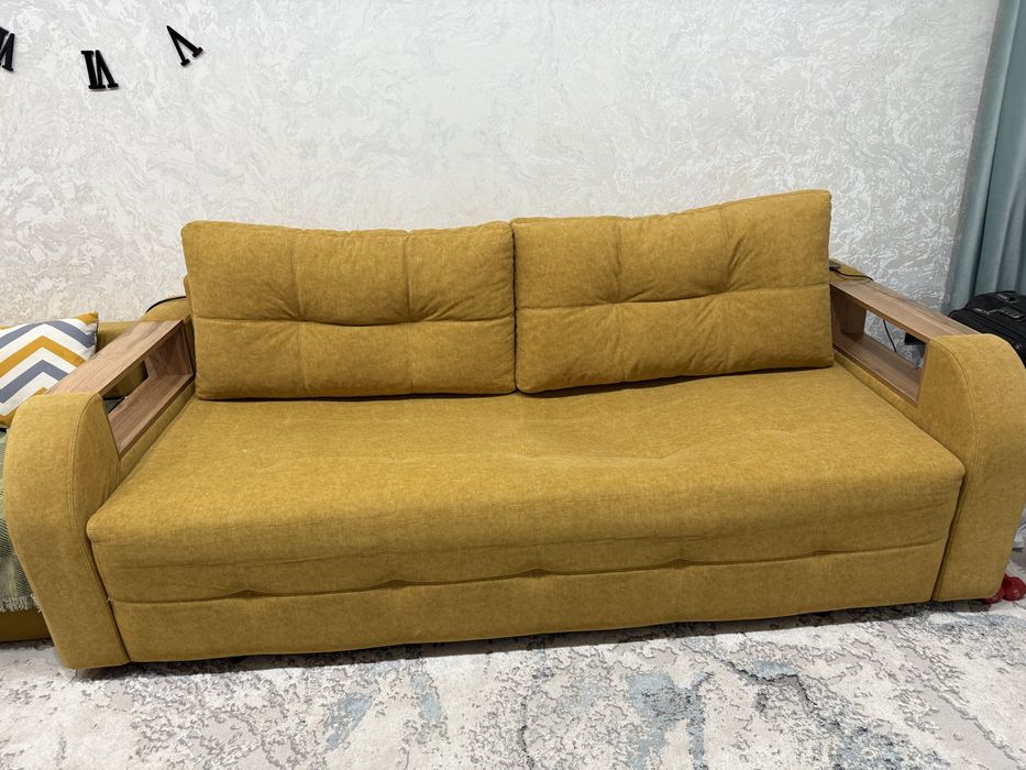 Продается диван горчичного цвета б/у, торг уместен.