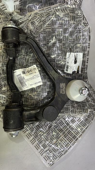 Продам новые верхние рычаги левый и правый от Тойота гранд хайс