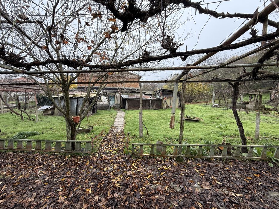 Къща с гараж равен и голям Двор!